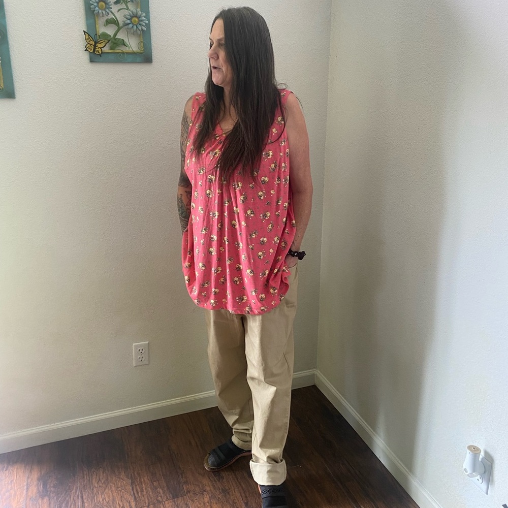 Casual top and pants set. Floral print top fits easy on the body.
